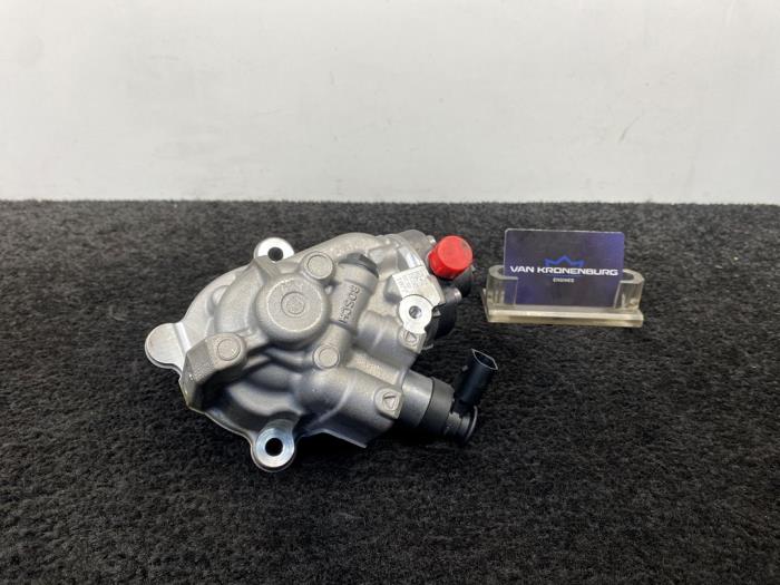 Dieselpomp van een Mercedes-Benz C (W205) C-220d 2.0 Turbo 16V 2021