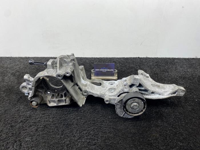Gebruikte Dynamosteun boven Audi A3 Limousine (8VS/8VM) 1.6 30 TDI 16V Prijs € 40,00 Inclusief btw aangeboden door Van Kronenburg Engines