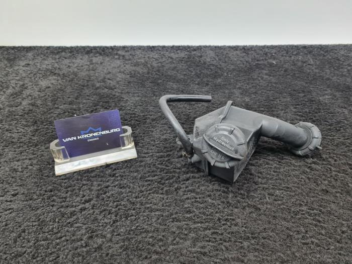 Gebruikte Servo Oliereservoir Porsche 911 (996) 3.6 Carrera 24V Prijs € 40,00 Inclusief btw aangeboden door Van Kronenburg Engines