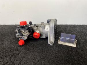 Gebruikte Waterpomp Mercedes E (W213) E-350 2.0 Turbo 16V 4-Matic Prijs € 150,00 Inclusief btw aangeboden door Van Kronenburg Engines