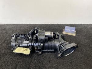 Gebruikte Inlaatspruitstuk Mercedes E (W213) E-220d 2.0 Turbo 16V Prijs € 110,00 Inclusief btw aangeboden door Van Kronenburg Engines