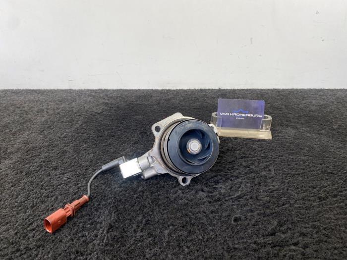 Gebruikte Waterpomp Audi A3 Sportback (8VA/8VF) 2.0 TDI 16V Prijs € 40,00 Inclusief btw aangeboden door Van Kronenburg Engines