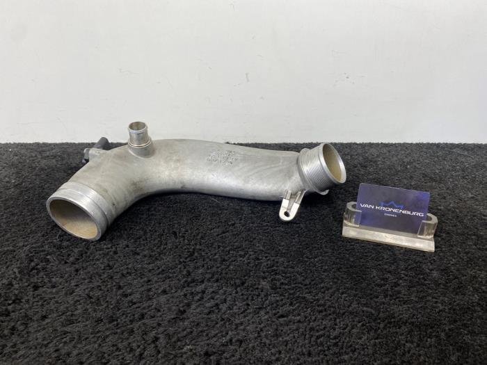 Gebruikte Intercooler Buis Audi RS 6 Avant (C6) RS6 5.0 V10 40V TFSI Prijs € 40,00 Inclusief btw aangeboden door Van Kronenburg Engines