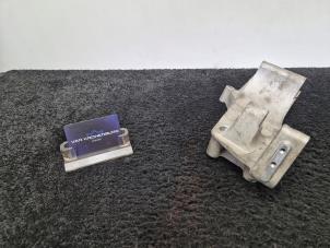 Gebruikte Dynamosteun onder Lamborghini Gallardo 5.0 V-10 40V 4x4 Prijs € 50,00 Inclusief btw aangeboden door Van Kronenburg Engines