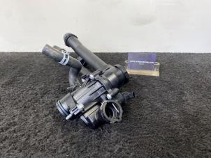 Gebruikte Thermostaathuis Mercedes C (W204) 2.0 C-200 Turbo 16V Prijs € 60,00 Inclusief btw aangeboden door Van Kronenburg Engines