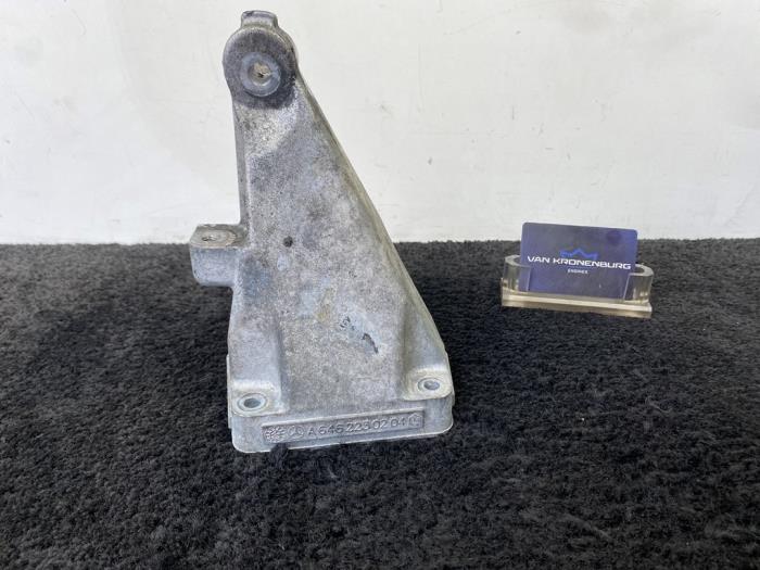 Gebruikte Motorsteun Mercedes Vito (639.6) 2.2 111 CDI 16V Prijs € 22,51 Inclusief btw aangeboden door Van Kronenburg Engines