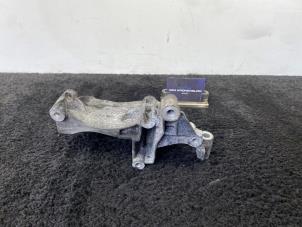 Gebruikte Dynamosteun boven Renault Trafic (1FL/2FL/3FL/4FL) 1.6 dCi 125 Twin Turbo Prijs € 25,00 Inclusief btw aangeboden door Van Kronenburg Engines