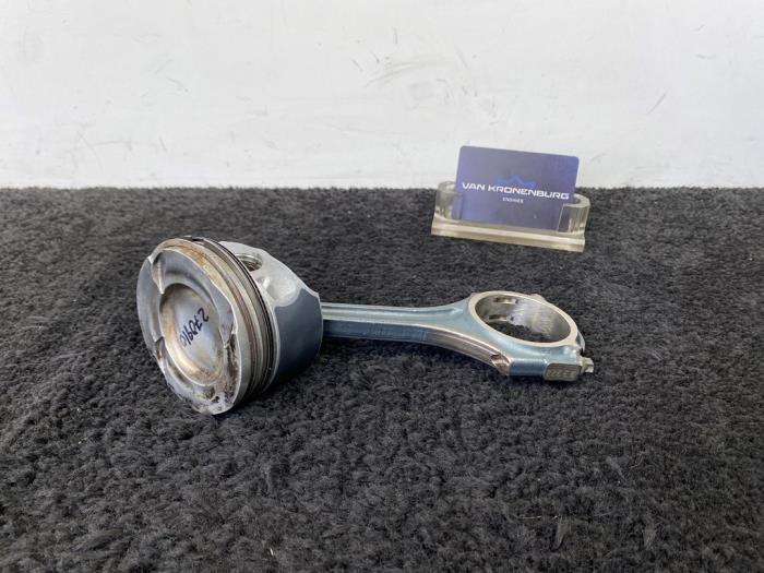 Gebruikte Zuiger Mercedes A (W176) 1.6 A-160 16V Prijs € 151,25 Inclusief btw aangeboden door Van Kronenburg Engines