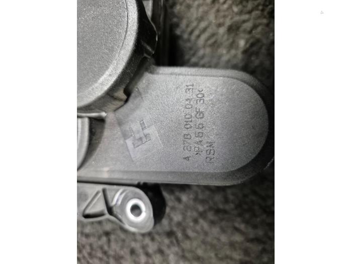 Carterventilatie van een Mercedes-Benz E (W212) E-63 AMG V8 32V 2015