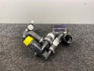 Nieuwe Waterpijp Mercedes C-Klasse AMG (W206) C-63S E-Performance AMG 2.0 Turbo 4-Matic+ Prijs € 60,50 Inclusief btw aangeboden door Van Kronenburg Engines