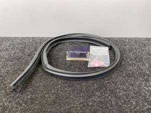 Gebruikte Deurrubber 2Deurs links Jaguar F-type 3.0 S V6 24V Prijs € 40,00 Inclusief btw aangeboden door Van Kronenburg Engines