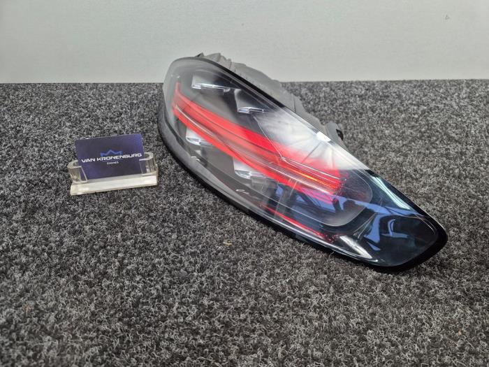 Achterlicht links van een Porsche 718 Cayman (982) 2.5 S Turbo 2018