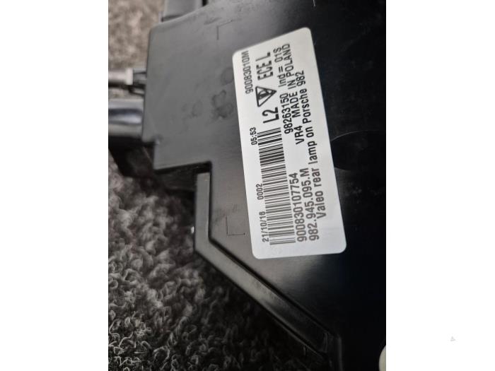 Achterlicht links van een Porsche 718 Cayman (982) 2.5 S Turbo 2018