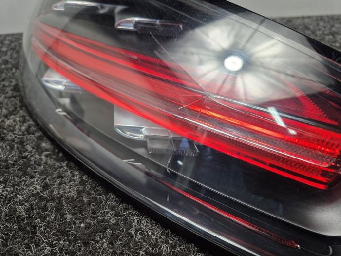 Achterlicht links van een Porsche 718 Cayman (982) 2.5 S Turbo 2018