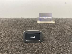 Gebruikte Schakelaar achterklep Landrover Range Rover Sport (LW) 5.0 V8 32V SVR Prijs € 14,96 Inclusief btw aangeboden door Van Kronenburg Engines