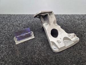 Gebruikte Motorsteun Bentley Continental GT 6.0 W12 48V Prijs € 65,00 Inclusief btw aangeboden door Van Kronenburg Engines