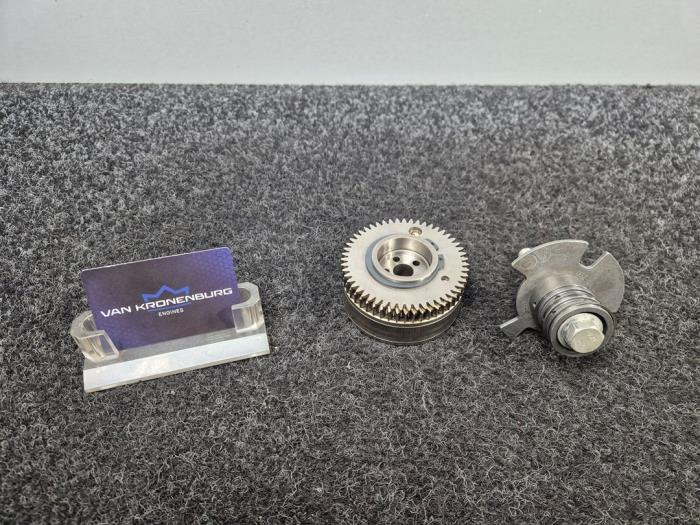 Nokkenas Verstelling van een Mercedes-Benz C (W204) 6.2 C-63 AMG V8 32V 2013