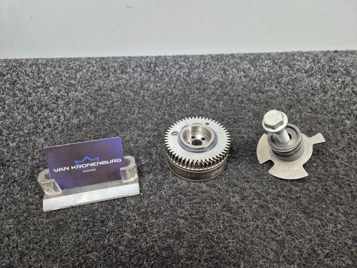 Nokkenas Verstelling van een Mercedes-Benz C (W204) 6.2 C-63 AMG V8 32V 2013