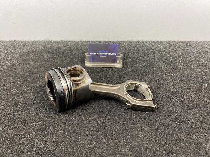 Gebruikte Zuiger BMW 5 serie (G30) 530d 3.0 TwinPower Turbo 24V Prijs € 99,99 Inclusief btw aangeboden door Van Kronenburg Engines