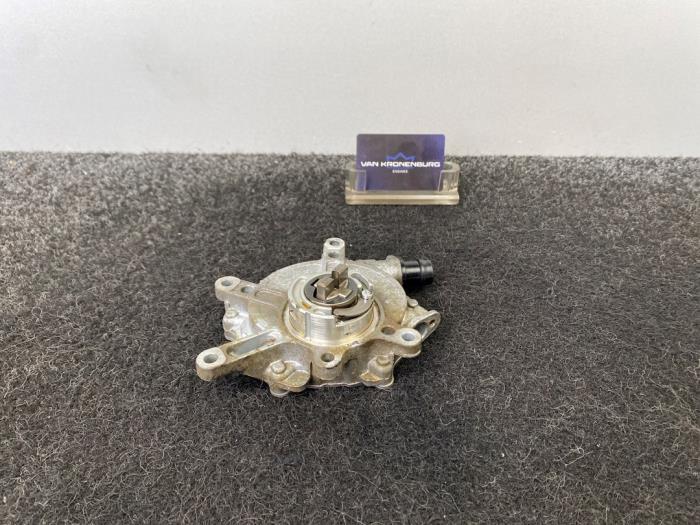 Gebruikte Vacuumpomp Rembekrachtiging Mercedes C (W205) C-400 3.0 V6 Turbo Prijs € 99,99 Inclusief btw aangeboden door Van Kronenburg Engines