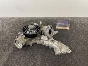 Gebruikte Waterpomp Mercedes E (W212) E-63 AMG V8 32V Prijs € 275,00 Inclusief btw aangeboden door Van Kronenburg Engines