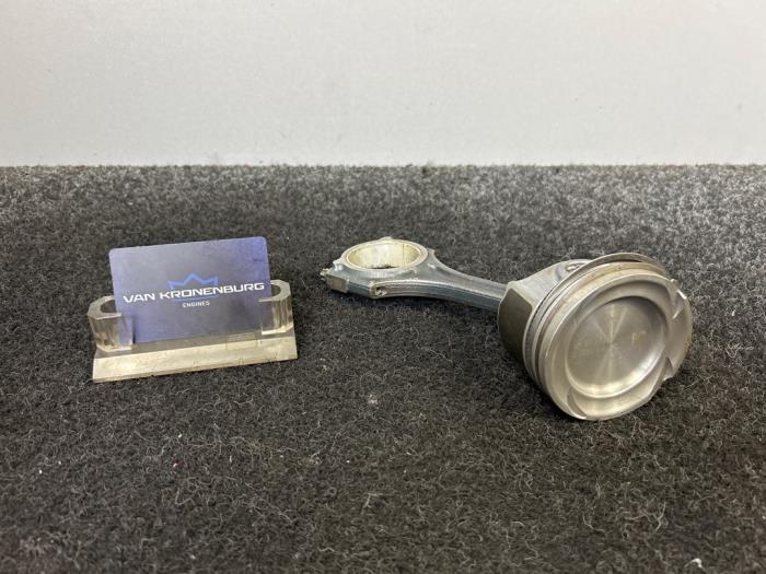 Gebruikte Zuiger Mercedes E (W213) E-200 2.0 Turbo 16V Prijs € 121,00 Inclusief btw aangeboden door Van Kronenburg Engines