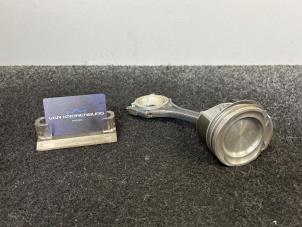 Gebruikte Zuiger Mercedes E (W213) E-200 2.0 Turbo 16V Prijs € 121,00 Inclusief btw aangeboden door Van Kronenburg Engines