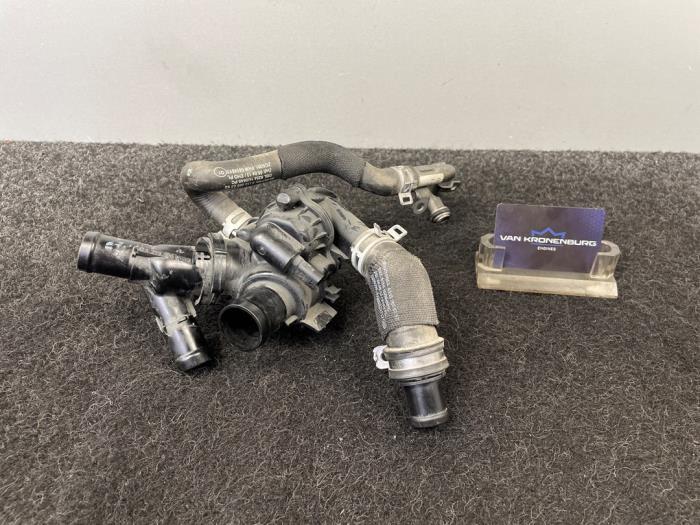 Gebruikte Thermostaathuis Mercedes A-Klasse AMG (W176) 2.0 A-45 AMG Turbo 16V 4-Matic Prijs € 19,95 Inclusief btw aangeboden door Van Kronenburg Engines