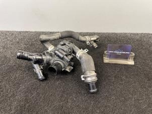 Gebruikte Thermostaathuis Mercedes A-Klasse AMG (W176) 2.0 A-45 AMG Turbo 16V 4-Matic Prijs € 19,95 Inclusief btw aangeboden door Van Kronenburg Engines