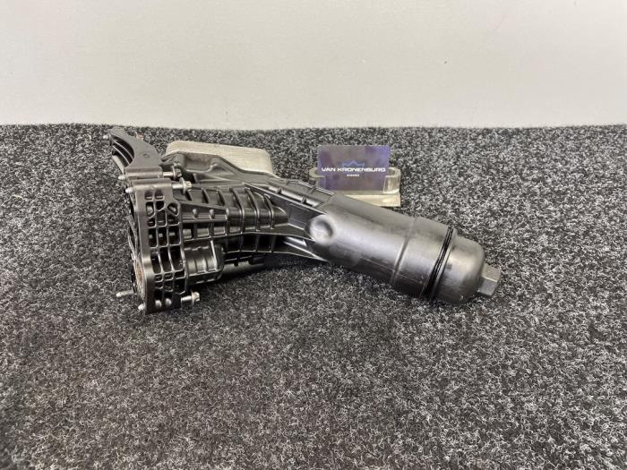 Gebruikte Oliefilterhuis BMW 1 serie (F20) 118d 2.0 16V Prijs € 59,96 Inclusief btw aangeboden door Van Kronenburg Engines