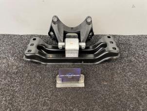 Gebruikte Versnellingsbak Steun Mercedes E (W213) E-300 2.0 Turbo 16V Prijs € 24,95 Inclusief btw aangeboden door Van Kronenburg Engines