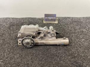 Gebruikte Oliepomp Mercedes C (W205) C-200 2.0 CGI 4-Matic 16V Prijs € 121,00 Inclusief btw aangeboden door Van Kronenburg Engines