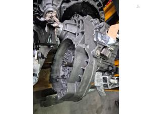 Gebruikte Versnellingsbak Volkswagen Transporter T5 2.5 TDi Prijs op aanvraag aangeboden door Van Kronenburg Engines