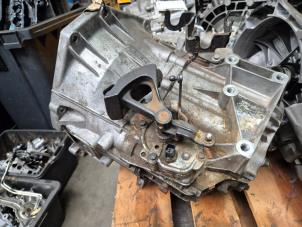 Gebruikte Versnellingsbak Ford Mondeo III 2.0 TDCi 115 16V Euro IV Prijs op aanvraag aangeboden door Van Kronenburg Engines