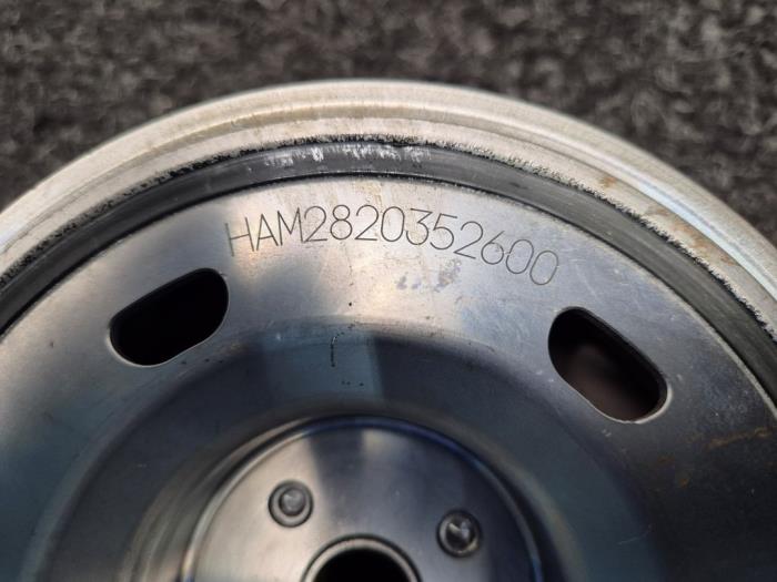 Krukas Poelie van een Mercedes-Benz A (177.0) 1.3 A-160 Turbo 16V 2020