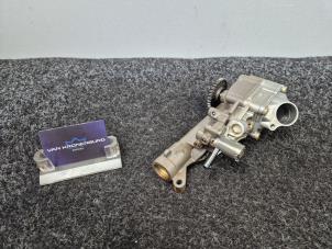 Gebruikte Oliepomp Mercedes A (W176) 1.6 A-180 16V Prijs € 69,95 Inclusief btw aangeboden door Van Kronenburg Engines