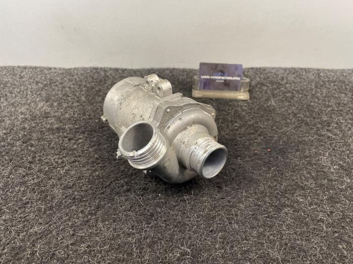 Gebruikte Waterpomp BMW 3 serie (E90) 325i 24V Prijs € 119,95 Inclusief btw aangeboden door Van Kronenburg Engines