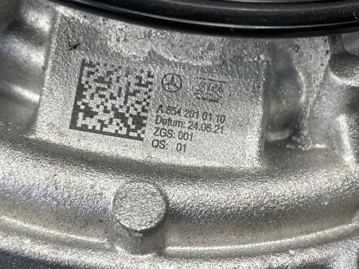 Waterpomp van een Mercedes-Benz Sprinter 3,5t (907.6/910.6) 317 CDI 2.0 D FWD 2022