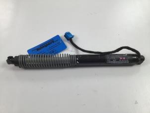 Gebruikte Kofferdekseldemper rechts-achter BMW 7-Serie Prijs € 33,00 Inclusief btw aangeboden door Autorecycling Kempers