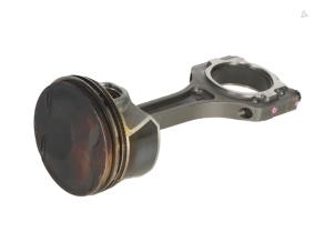 Gebruikte Drijfstang Genesis G70 Prijs € 100,00 Inclusief btw aangeboden door Autorecycling Kempers