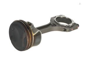 Gebruikte Drijfstang Genesis G70 Prijs € 100,00 Inclusief btw aangeboden door Autorecycling Kempers