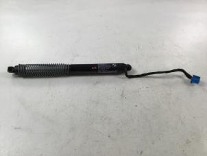 Gebruikte Kofferdekseldemper rechts-achter BMW 7-Serie Prijs € 22,00 Inclusief btw aangeboden door Autorecycling Kempers