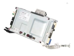 Gebruikte Regelunit Multi Media Tesla Model 3 Prijs € 1.200,00 Inclusief btw aangeboden door Autorecycling Kempers