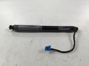 Gebruikte Kofferdekseldemper rechts-achter BMW 7-Serie Prijs € 27,00 Inclusief btw aangeboden door Autorecycling Kempers