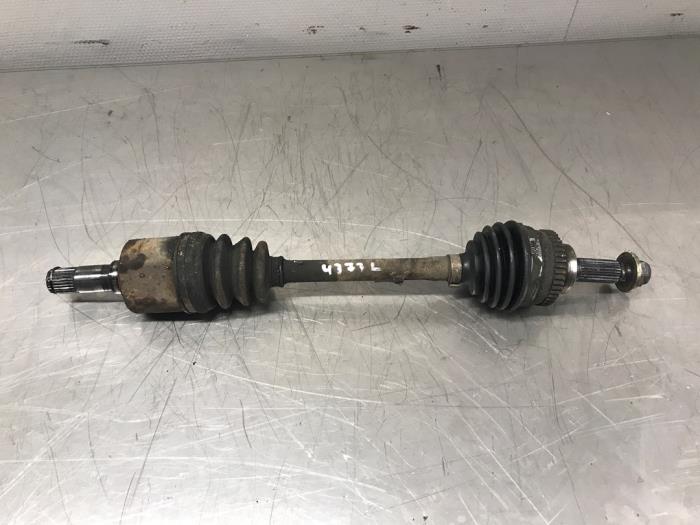 Aandrijfas links-voor van een Kia Rio (DC22/24) 1.5 16V 2004