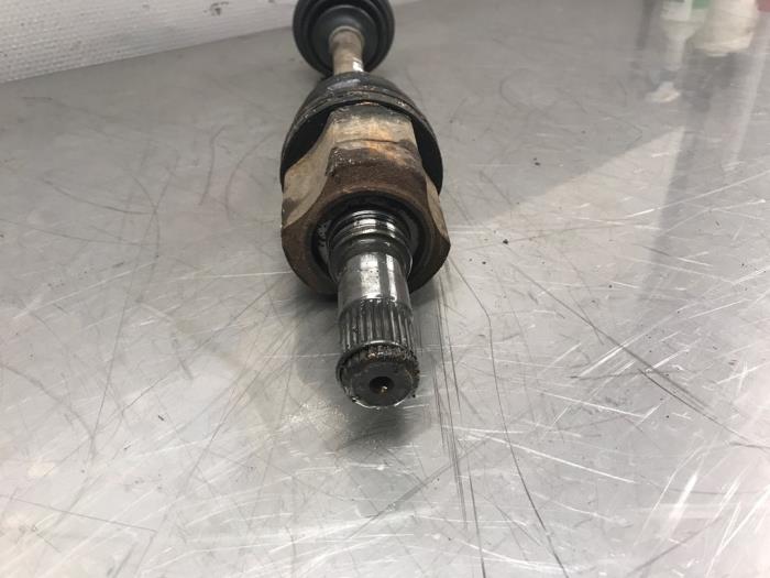 Aandrijfas links-voor van een Kia Rio (DC22/24) 1.5 16V 2004