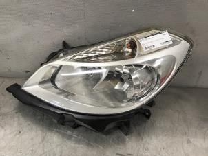 Gebruikte Koplamp links Renault Clio III (BR/CR) 1.4 16V Prijs op aanvraag aangeboden door Autosloperij Alexander