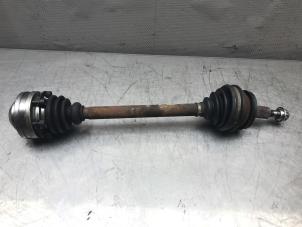 Gebruikte Aandrijfas links-voor Volkswagen Transporter T5 1.9 TDi Prijs op aanvraag aangeboden door Autosloperij Alexander