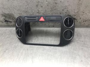 Gebruikte Dashboard deel Volkswagen Golf Plus (5M1/1KP) 1.9 TDI 105 Prijs € 40,00 Margeregeling aangeboden door Autosloperij Alexander