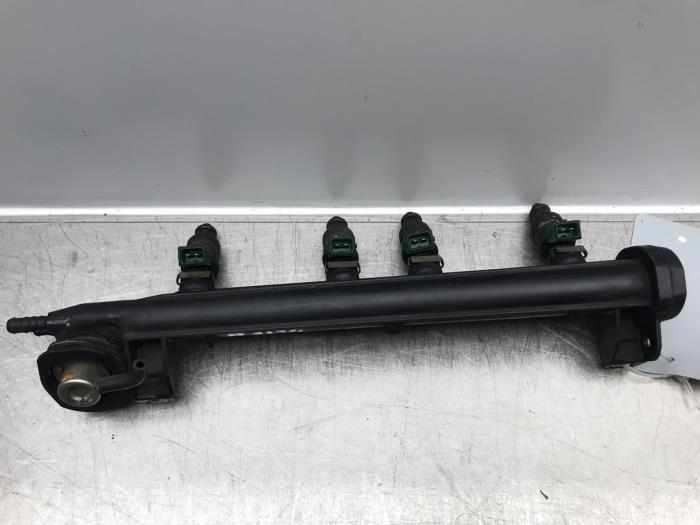 Injector brug van een Audi A3 (8L1) 1.6 2003
